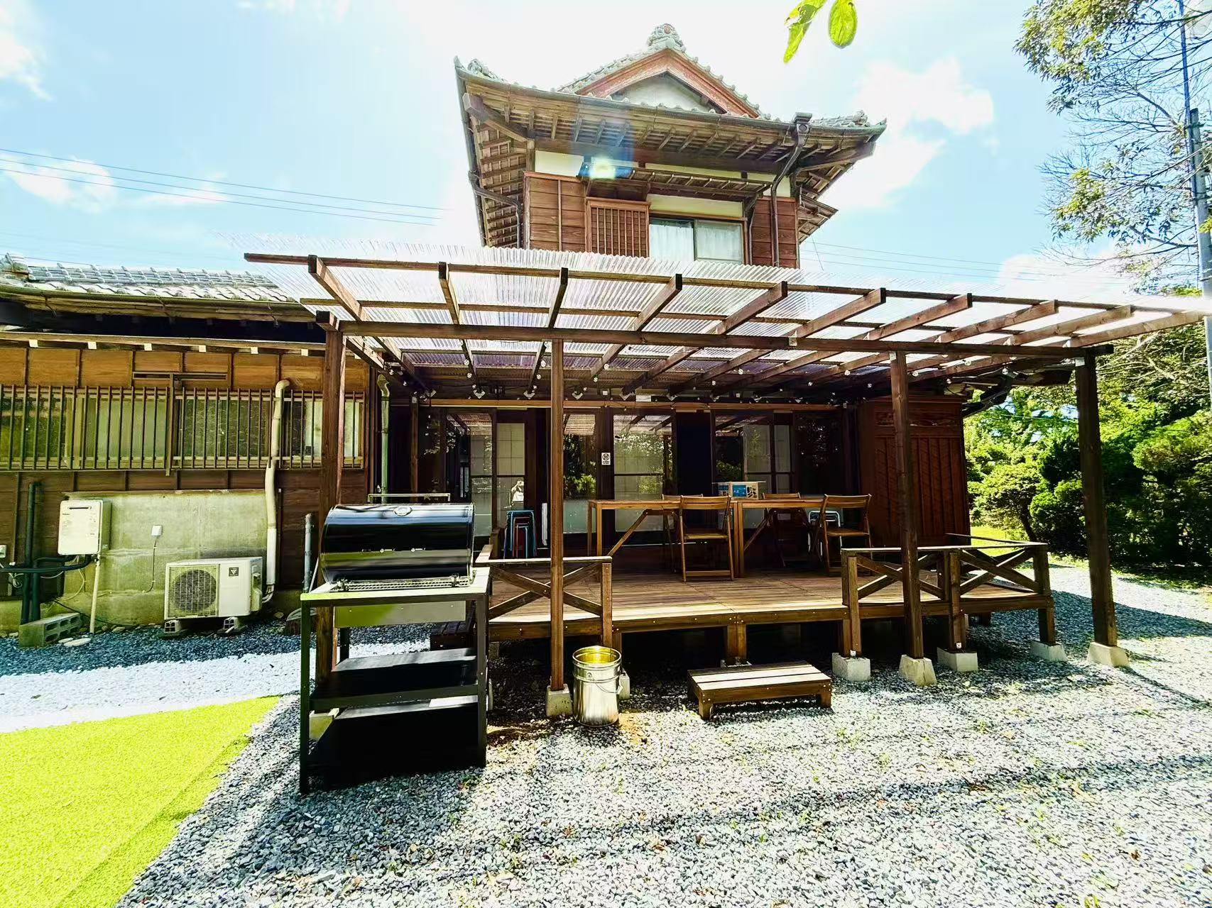 古民家 松の屋根付き縁側